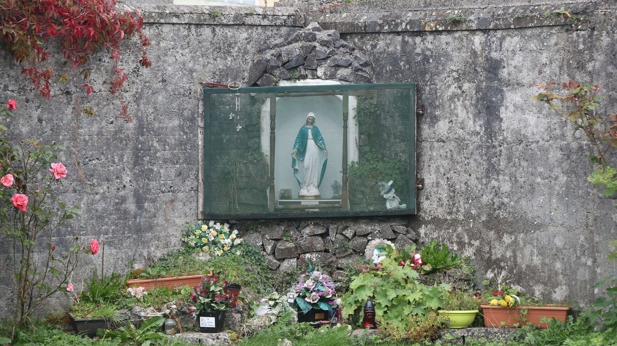 V irských domovech pro svobodné matky zemřelo 9000 dětí. Našel se i masový hrob